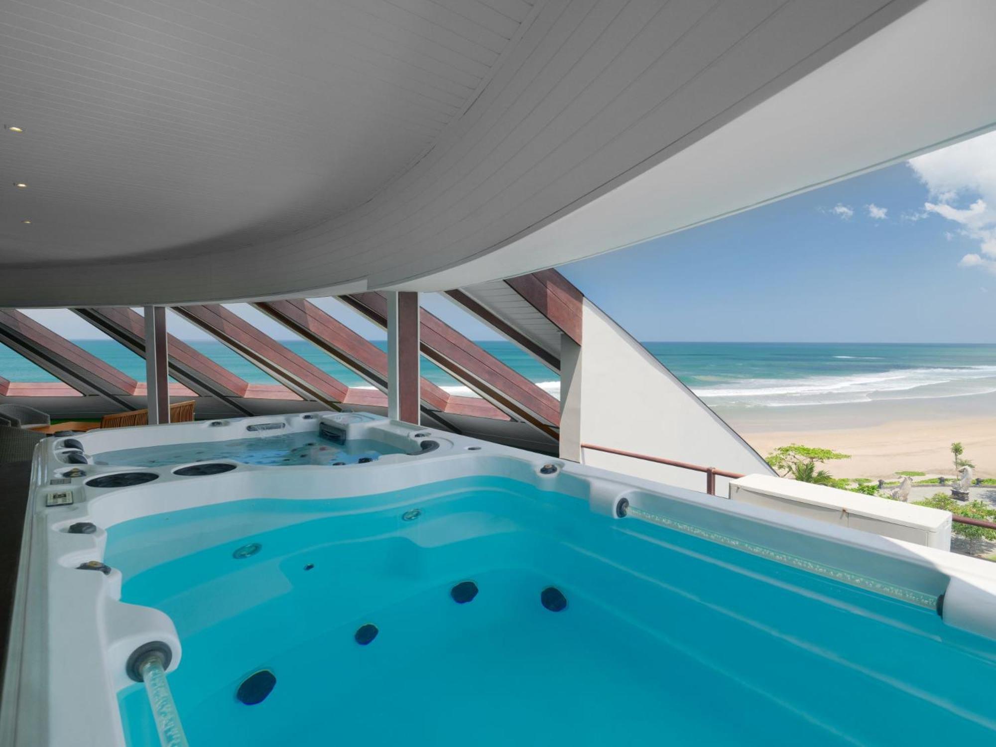 Double - Six, Luxury Hotel - Seminyak Εξωτερικό φωτογραφία A hot tub with a view of the beach